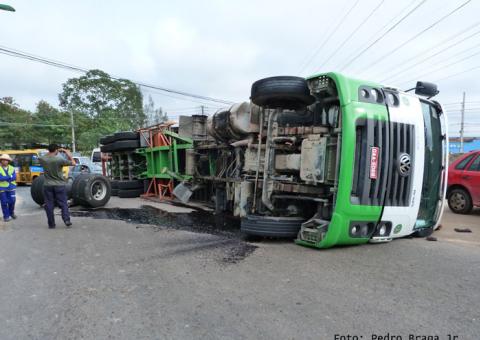 Carreta quebra eixo, tomba e por pouco não faz vítimas no Distrito industrial
